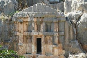 tombe rocheuse dans la ville antique de myra à demre, antalya, turkiye photo