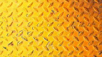 arrière-plan jaune en acier inoxydable motif harmonieux de mur de fer rouillé ou de papier peint. panneau texturé ou grunge et concept de matériau dur. photo