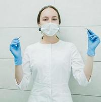 une femme dentiste en blouse blanche photo