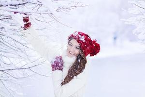 femme qui rit dans le parc d'hiver photo