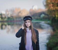 jeune mannequin fille au chapeau en plein air photo