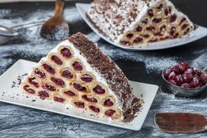 un dessert moldave traditionnel ou un gâteau composé de crêpes à la cerise, de crème au lait et de crème au chocolat également appelées cosma lui guguta. photo