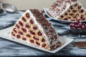 un dessert moldave traditionnel ou un gâteau composé de crêpes à la cerise, de crème au lait et de crème au chocolat également appelées cosma lui guguta. photo