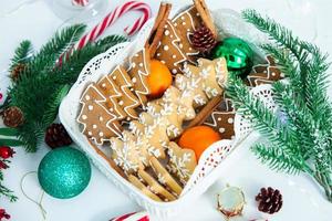 un panier du nouvel an plein de biscuits prêt à offrir un merveilleux cadeau à des amis photo