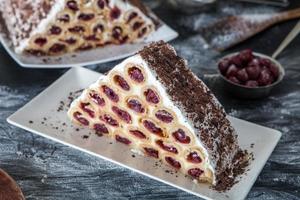 un dessert moldave traditionnel ou un gâteau composé de crêpes à la cerise, de crème au lait et de crème au chocolat également appelées cosma lui guguta. photo