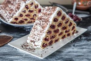 un dessert moldave traditionnel ou un gâteau composé de crêpes à la cerise, de crème au lait et de crème au chocolat également appelées cosma lui guguta. photo