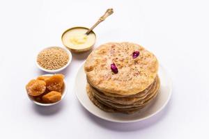 jusqu'à gul roti pour makar sankranti. chapati sucré, poli à base de graines de sésame, jaggery photo