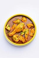 curry de poulet rouge ou murgh masala ou korma avec un morceau de cuisse proéminent photo