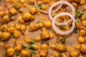 punjabi chana masala ou chole masala, est un authentique curry de style indien du nord fait avec des pois chiches photo