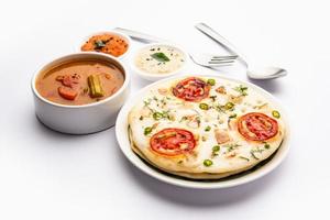 uttapam ou uttappa ou oothapam est une recette de petit-déjeuner sain de la cuisine du sud de l'inde photo