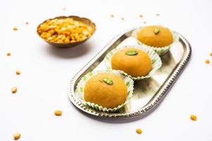 besan peda, pedha, pera. mithai indien populaire préparé avec de la farine de pois chiches, du ghee, du sucre, du lait photo