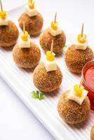 boulettes de fromage de maïs avec trempette - collation de fête populaire de l'inde photo