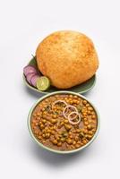 chole bhature est un plat de cuisine du nord de l'inde. une combinaison de chana masala et bhatura ou puri photo