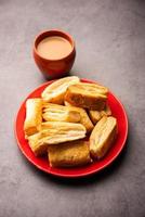 le biscuit feuilleté khari ou la pâte feuilletée kharee est un accompagnement à feuilles persistantes avec le chai, une collation indienne photo