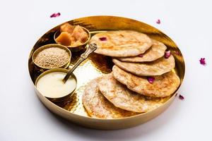 jusqu'à gul roti pour makar sankranti. chapati sucré, poli à base de graines de sésame, jaggery photo