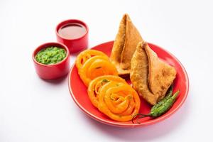 samosa de légumes avec jalebi, combinaison de collations également appelée imarti et sambusa, samusa photo