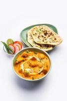 poulet au beurre savoureux curry ou murg makhanwala ou masala plat de la cuisine indienne photo