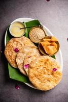 jusqu'à gul roti pour makar sankranti. chapati sucré, poli à base de graines de sésame, jaggery photo