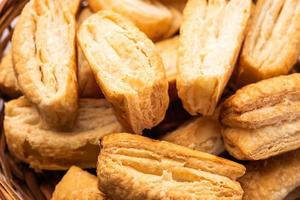 le biscuit feuilleté khari ou la pâte feuilletée kharee est un accompagnement à feuilles persistantes avec le chai, une collation indienne photo