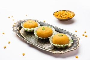 besan peda, pedha, pera. mithai indien populaire préparé avec de la farine de pois chiches, du ghee, du sucre, du lait photo