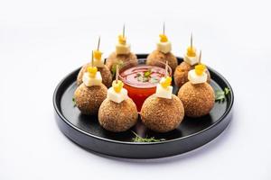 boulettes de fromage de maïs avec trempette - collation de fête populaire de l'inde photo