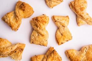 le biscuit feuilleté khari ou la pâte feuilletée kharee est un accompagnement à feuilles persistantes avec le chai, une collation indienne photo