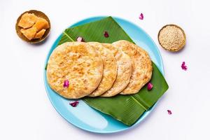 jusqu'à gul roti pour makar sankranti. chapati sucré, poli à base de graines de sésame, jaggery photo