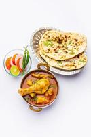 curry de poulet rouge ou murgh masala ou korma avec un morceau de cuisse proéminent photo