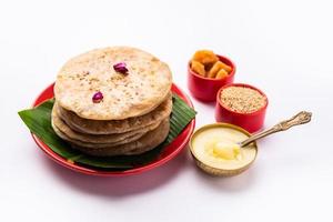 jusqu'à gul roti pour makar sankranti. chapati sucré, poli à base de graines de sésame, jaggery photo