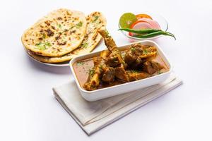 mouton à l'indienne ou gosht masala ou viande d'agneau indienne rogan josh servi avec naan photo