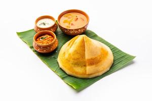 le dosa en forme de cône, également appelé dosai, dosey ou dosha, est une fine crêpe dans la cuisine du sud de l'inde photo