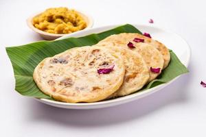 puran poli, puran roti, holige, obbattu ou bobbattlu, est un pain plat sucré indien du maharashtra photo