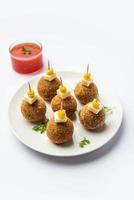 boulettes de fromage de maïs avec trempette - collation de fête populaire de l'inde photo