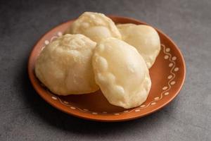 luchi ou lusi est un Poori ou pain plat frit, fait de farine de maida, originaire du Bengale photo