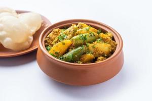 aloo patol sabzi à base de courge pointue et de pomme de terre servi avec du luchi frit ou du poori, de la nourriture bengali photo