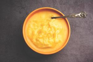 tup pur ou desi ghee également connu sous le nom de beurre liquide clarifié photo