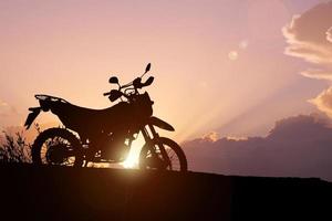 silhouette de moto de motocross. concept de voyage en moto photo