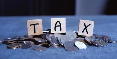concept d'impôts payés par les particuliers et les sociétés tels que la TVA, l'analyse des données de l'impôt sur le revenu et de l'impôt foncier, la paperasserie, la recherche financière, la taxe sur les cubes de blocs. photo