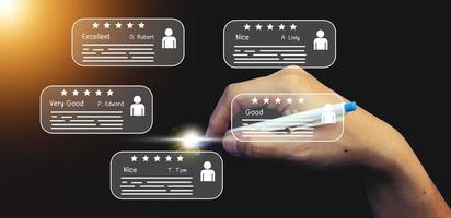 les utilisateurs évaluent l'expérience de service dans le concept d'application en ligne d'enquête de satisfaction client après avoir utilisé le service. photo