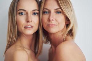 portrait de deux jeunes copines. photo