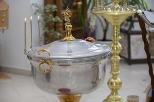 bol pour le baptême orthodoxe des enfants dans le temple. photo