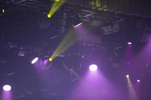 lumière de scène de fond de projecteurs jaunes sur fond violet. photo
