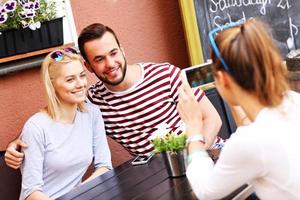 groupe d'amis prenant des photos au café