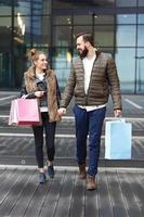 jeune couple faisant du shopping dans la ville photo