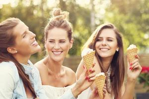 heureux groupe d'amis mangeant des glaces à l'extérieur photo