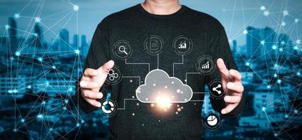 homme tenant un diagramme de cloud computing à portée de main. stockage de données. technologie cloud. sauvegarde sécurisée et mise en réseau cohérente et concept de service Internet. mise en œuvre de la technologie de stockage dans les entreprises photo