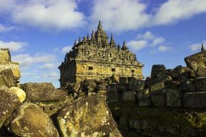 candi plaosan, un temple bouddhiste situé à klaten java central, indonésie, avec un fond de mont merapi photo