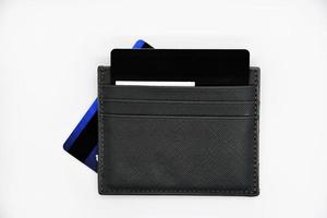 porte-cartes en plastique avec cartes bancaires sur fond blanc. portefeuille pour cartes bancaires en plastique. cartes bancaires. photo