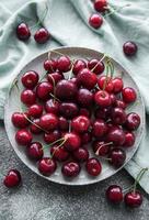 fruits de cerises rouges fraîches dans un bol photo