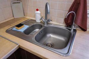 robinet d'évier en métal dans une cuisine moderne photo